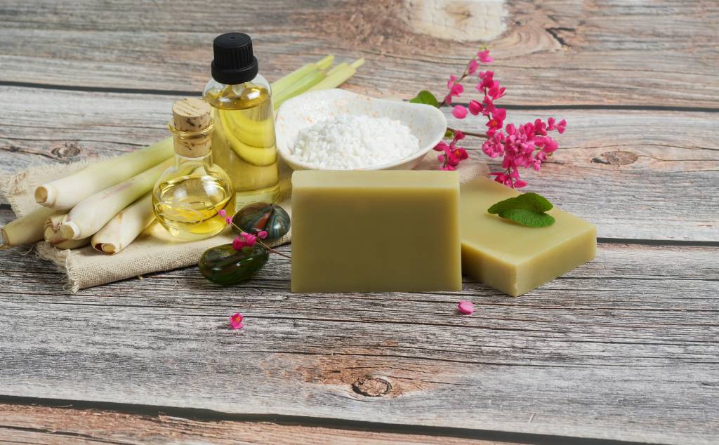 5 essences de bois recommandées pour votre sol de salle de bains 
