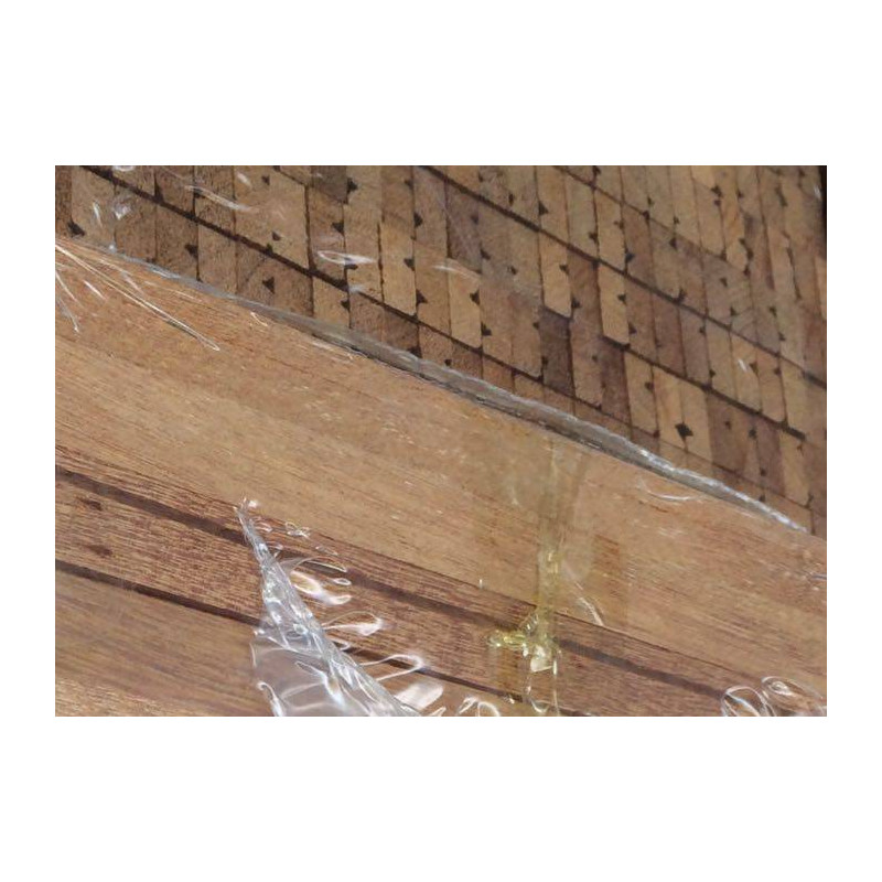 Panneaux en bois soigneusement emballés, prêts pour vos projets de construction ou de décoration intérieure.