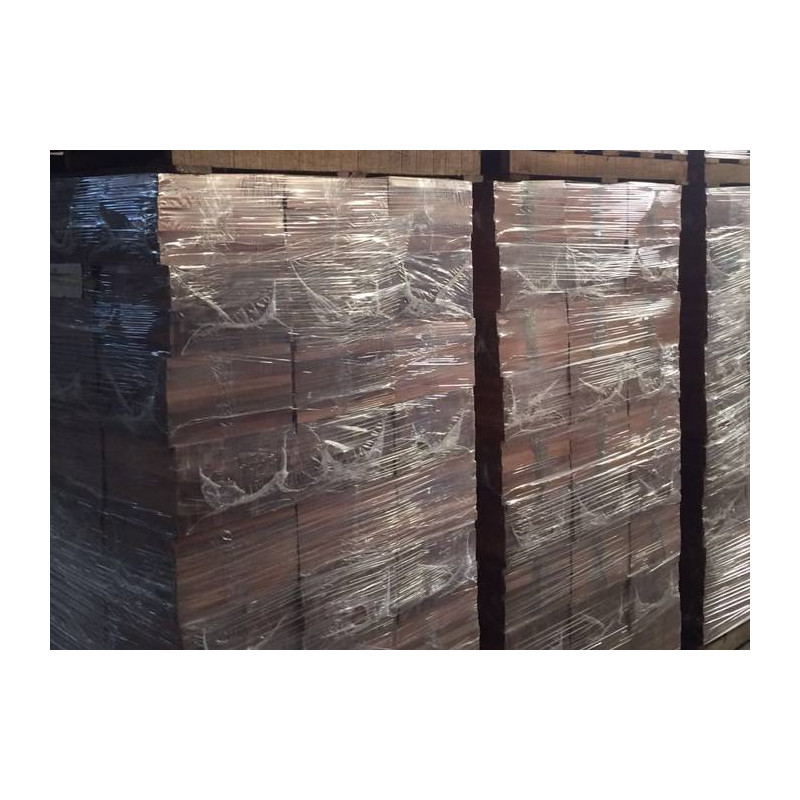 Palette de bois empilée, soigneusement filmée pour protection et stockage optimal. Idéale pour divers projets de construction.