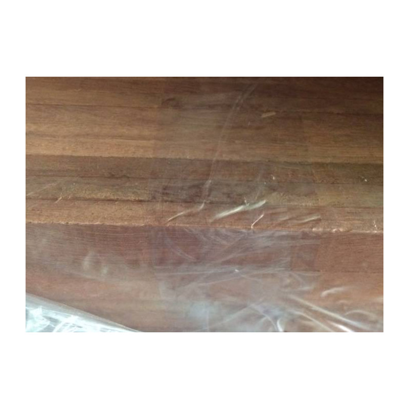Planche à découper en bois, idéale pour une cuisine fonctionnelle et esthétique. Prête à être utilisée pour préparer vos repas.