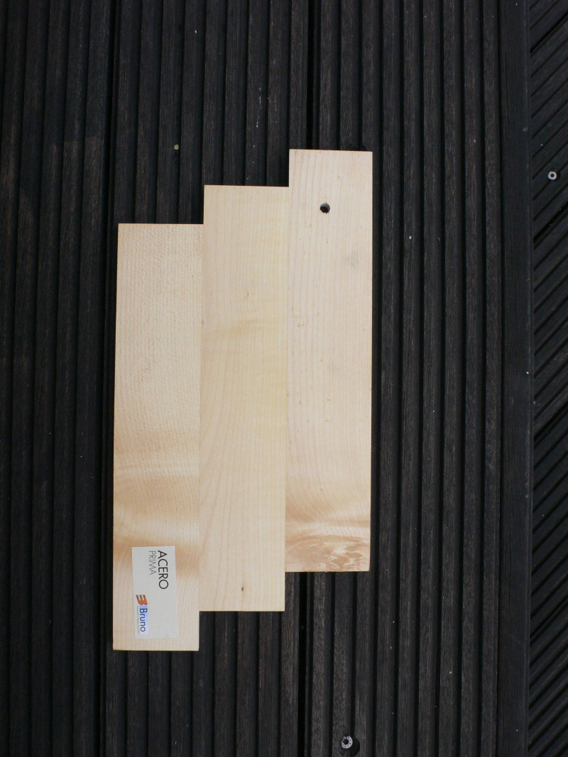 L\'image montre des planches de bois prêtes à être utilisées pour divers projets de bricolage et d\'aménagement intérieur.