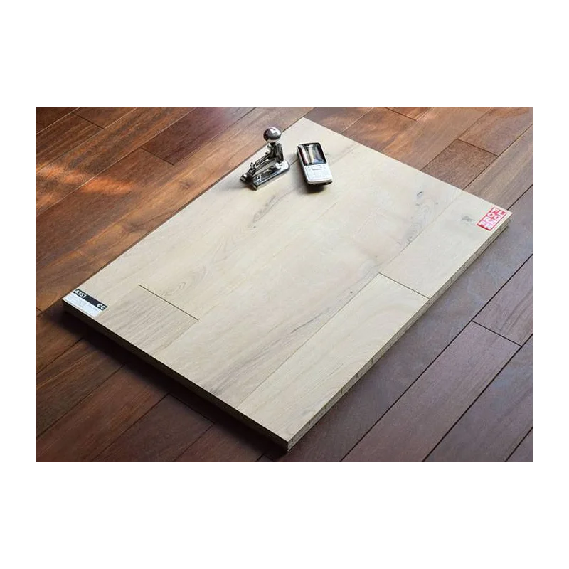 Parquet contrecollé Chêne blanchi - lames fines - finition vernis blanc