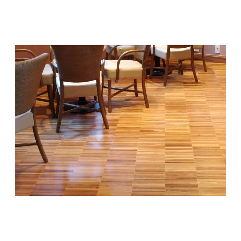 Un élégant sol en bois qui ajoute chaleur et style à tout espace, idéal pour les salons ou les salles à manger.