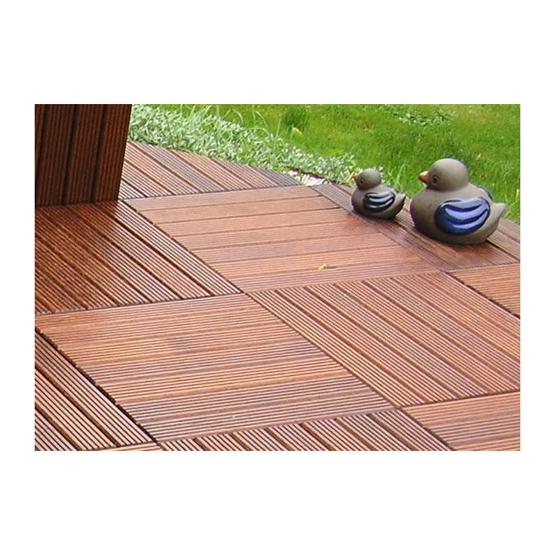 Découvrez notre terrasse en bois élégant, parfaite pour créer un espace extérieur accueillant, agrémenté de charmantes décoratio