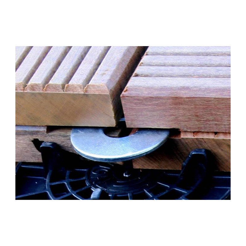Découvrez le système innovant de fixation des lames de bois pour une installation rapide et durable de votre terrasse.
