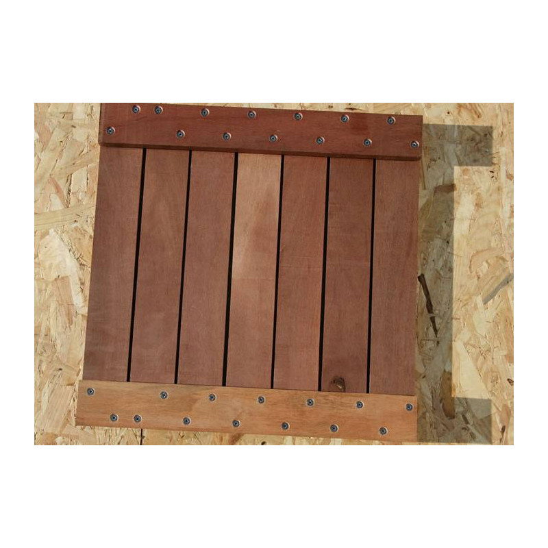 Voici un panneau en bois magnifiquement conçu, parfait pour ajouter une touche rustique à votre décoration extérieure ou intérie