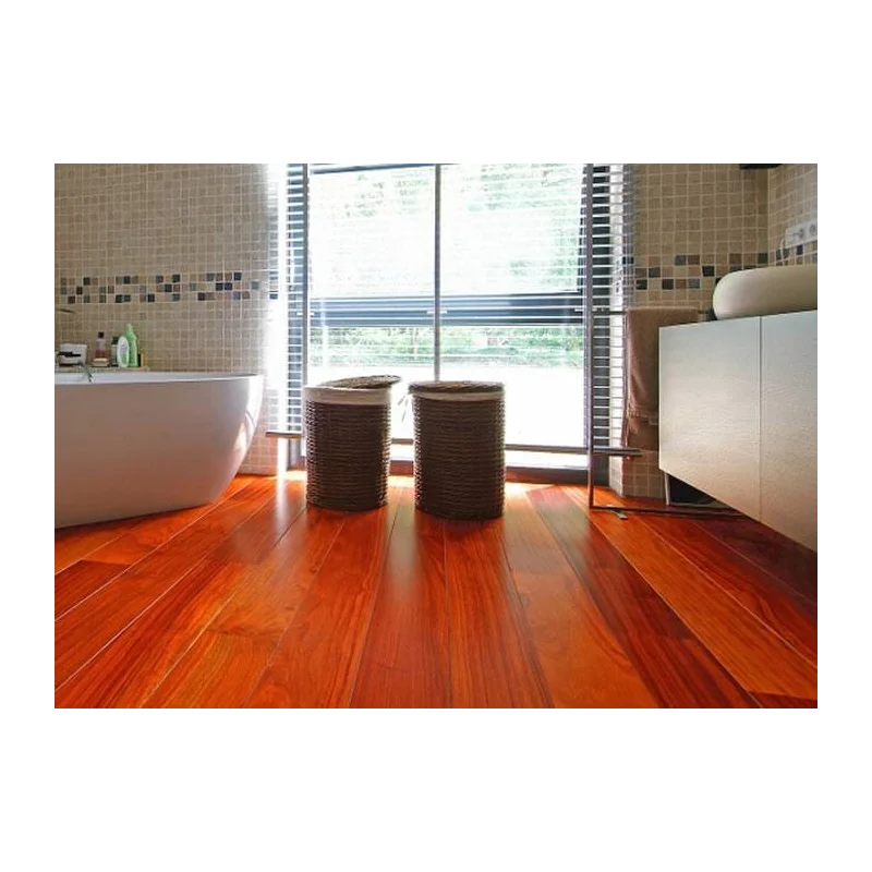 Parquet massif Padouk salle de bain — ambiance spa exotique — ton rouge brique naturel