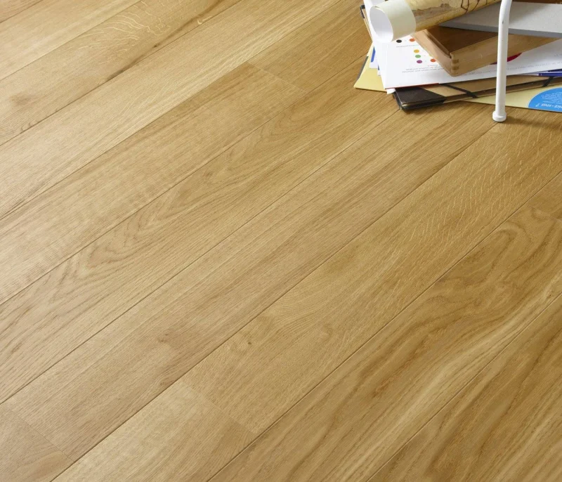 Parquet Chêne massif verni — lame brute et finition brillante — rendu naturel