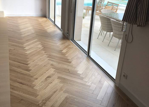 Parquet contrecollé Chêne Premier/Rustique Bâton Rompu - 14 x 90 x 600 mm - verni mat - Caen