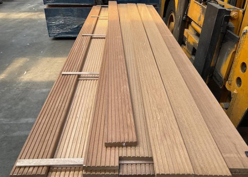 Lames de terrasse Bangkirai - 25 x 145 mm - 1 face lisse / 1 face rainurée - séchage AD