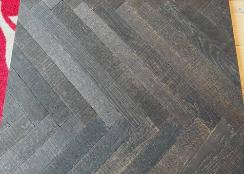 Parquet contrecollé Chêne Rustique Bâton Rompu - 19 x 60 x 500 mm - huilé noir - traces de scie