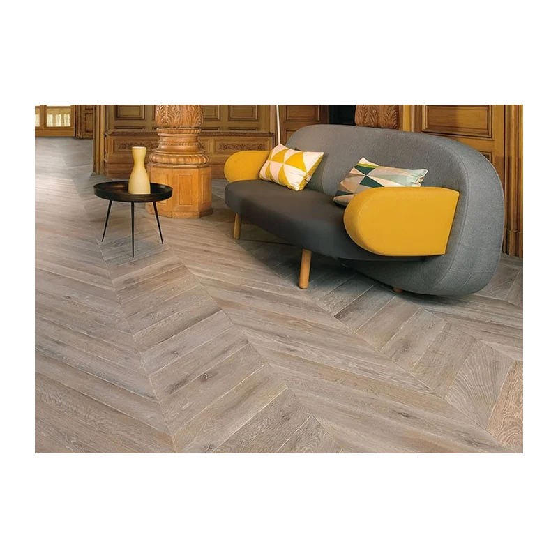 Rangement intérieur organisé — espace aéré — sol en parquet Chêne