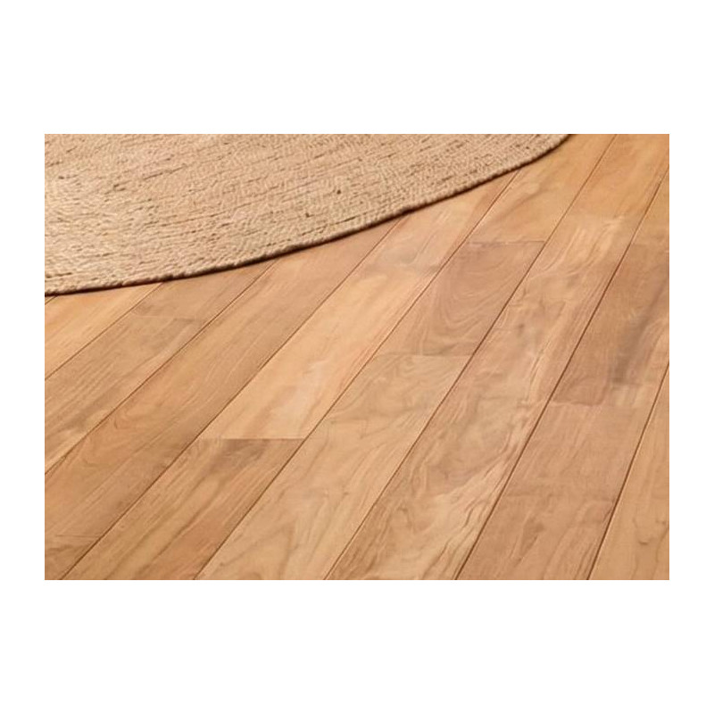 
Pourquoi choisir un parquet en teck massif brut pour votre intérieur ?
Le teck (Tectona grandis) est l'essence d'exception par excellence, reconnue pour sa longévité et son esthétique inimitable. Ce parquet massif de 15 mm d'épaisseur offre une robustesse naturelle grâce à ses huiles oléorésineuses qui le protègent contre l'humidité. Proposé en longueurs panachées de 400 à 1100 mm, il permet de créer un pont de bateau ou une pose traditionnelle authentique. Chez Floorz by Tropical Woods, nous privilégions cette essence noble depuis 2006 pour sa stabilité légendaire, disponible sur www.tropical-woods.fr.
Quelles sont les performances techniques du teck massif ?
Avec une densité moyenne de 650 kg/m³, le teck est un bois mi-lourd qui offre une stabilité dimensionnelle supérieure à la plupart des autres essences. Sa dureté Brinell de 3,5 en fait un sol résistant aux sollicitations quotidiennes et au poinçonnement. Livré brut, ce parquet vous laisse une totale liberté de finition (huile ou vernis) tout en garantissant une masse de bois noble importante pour de futurs ponçages. Sa largeur de 90 mm assure un équilibre visuel parfait, même dans les pièces de dimensions moyennes.
Quelle méthode de pose pour un parquet massif en teck ?
Pour ce parquet massif d'une épaisseur de 15 mm, la pose collée en plein est impérative pour garantir la tenue des lames dans le temps. Contrairement au contrecollé, le bois massif travaille sur toute son épaisseur ; le collage permet de brider les mouvements naturels du bois et d'assurer un confort acoustique optimal.
Découvrez notre version en 120 mm de largeur, vernie en usine !
