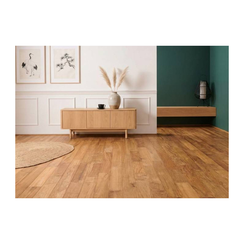 
Pourquoi choisir un parquet en teck massif brut pour votre intérieur ?
Le teck (Tectona grandis) est l'essence d'exception par excellence, reconnue pour sa longévité et son esthétique inimitable. Ce parquet massif de 15 mm d'épaisseur offre une robustesse naturelle grâce à ses huiles oléorésineuses qui le protègent contre l'humidité. Proposé en longueurs panachées de 400 à 1100 mm, il permet de créer un pont de bateau ou une pose traditionnelle authentique. Chez Floorz by Tropical Woods, nous privilégions cette essence noble depuis 2006 pour sa stabilité légendaire, disponible sur www.tropical-woods.fr.
Quelles sont les performances techniques du teck massif ?
Avec une densité moyenne de 650 kg/m³, le teck est un bois mi-lourd qui offre une stabilité dimensionnelle supérieure à la plupart des autres essences. Sa dureté Brinell de 3,5 en fait un sol résistant aux sollicitations quotidiennes et au poinçonnement. Livré brut, ce parquet vous laisse une totale liberté de finition (huile ou vernis) tout en garantissant une masse de bois noble importante pour de futurs ponçages. Sa largeur de 90 mm assure un équilibre visuel parfait, même dans les pièces de dimensions moyennes.
Quelle méthode de pose pour un parquet massif en teck ?
Pour ce parquet massif d'une épaisseur de 15 mm, la pose collée en plein est impérative pour garantir la tenue des lames dans le temps. Contrairement au contrecollé, le bois massif travaille sur toute son épaisseur ; le collage permet de brider les mouvements naturels du bois et d'assurer un confort acoustique optimal.
Découvrez notre version en 120 mm de largeur, vernie en usine !
