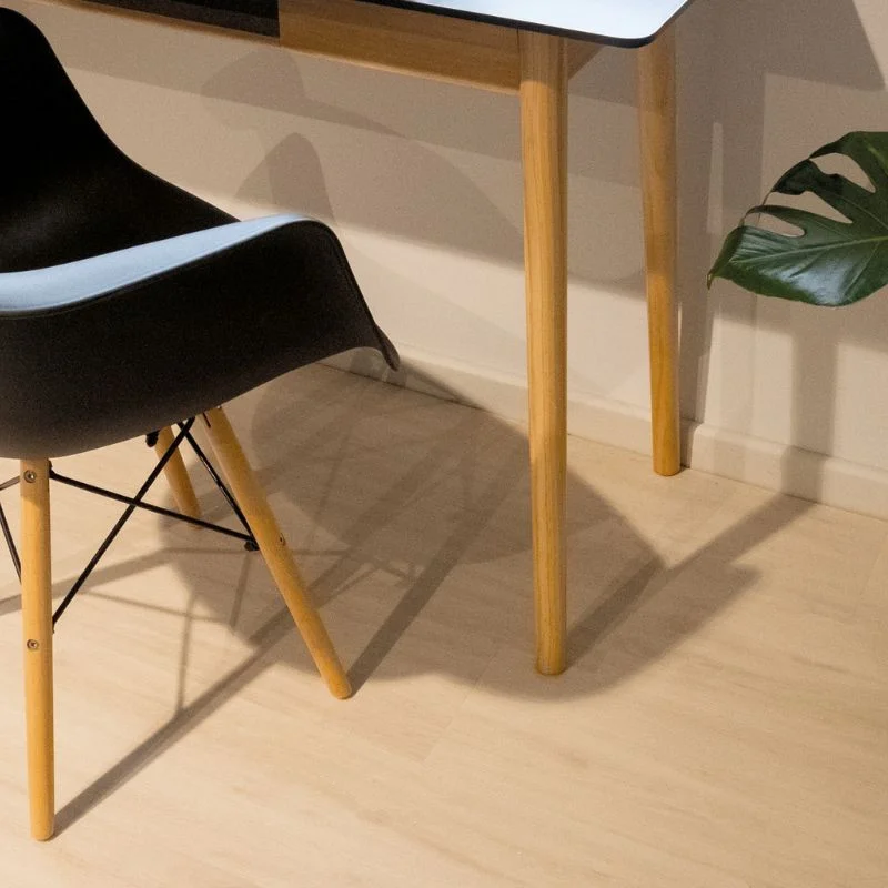 Revêtement de sol style scandinave — lame SPC bois clair — finition naturelle