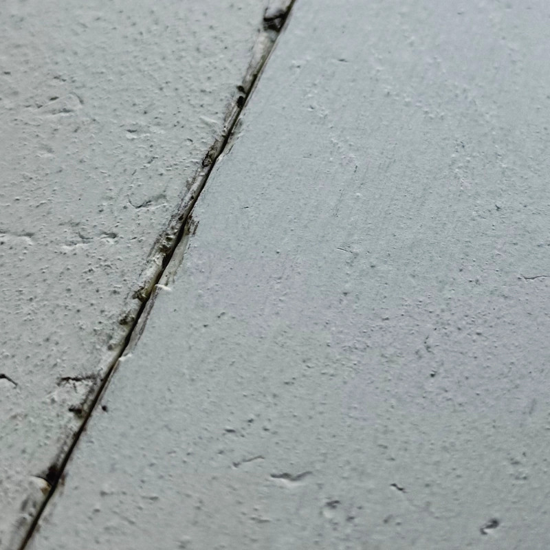 Parquet type atelier vieilli et peint blanc, luminosité garantie.