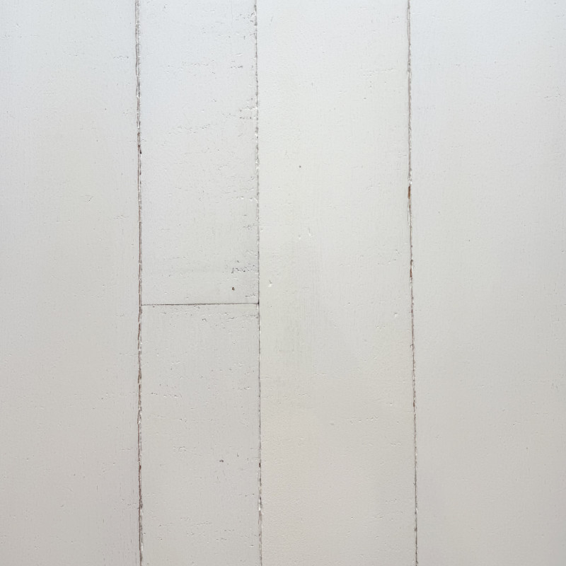 Parquet type atelier vieilli et peint blanc, luminosité garantie.