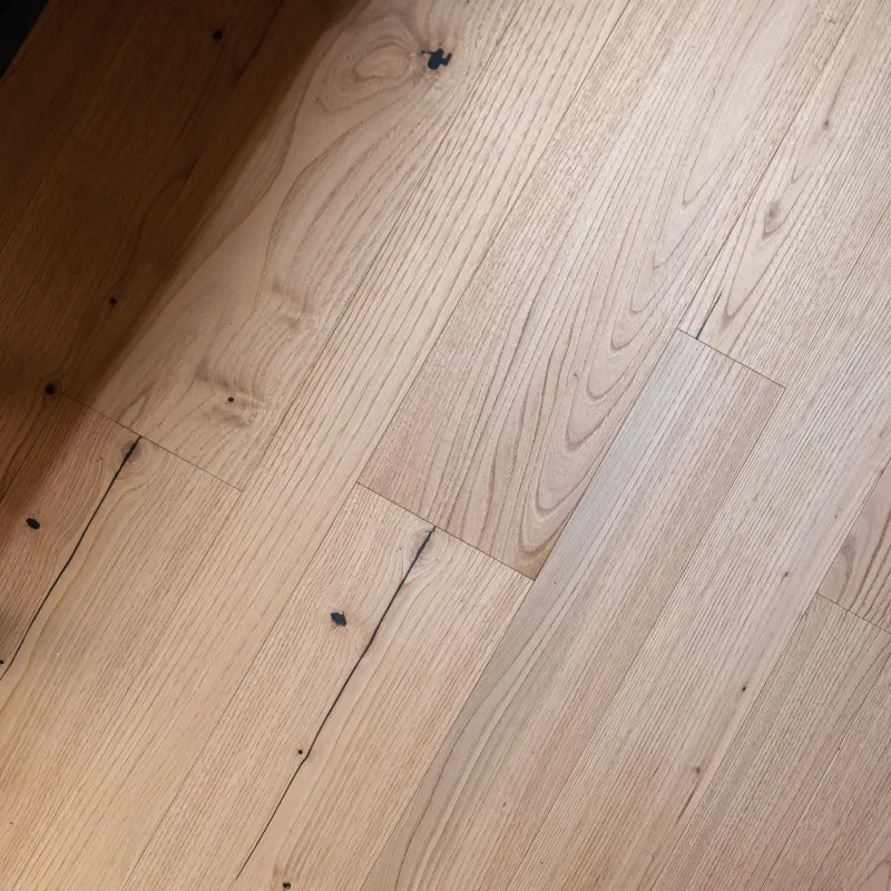 Châtaignier contrecollé 14 x 85-160 mm brossé verni - dès 130 €/m² HT - offre limitée | Floorz™