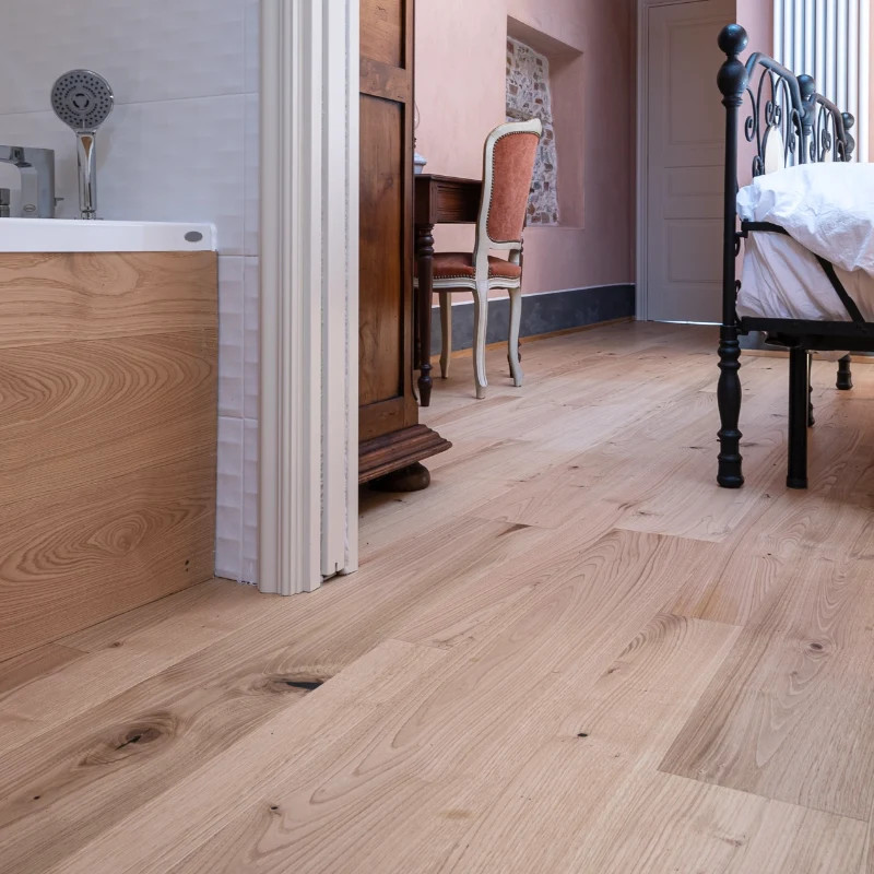 Châtaignier contrecollé 14 x 85-160 mm brossé verni - dès 130 €/m² HT - offre limitée | Floorz™