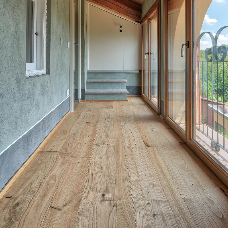 Châtaignier contrecollé 14 x 85-160 mm brossé verni - dès 130 €/m² HT - offre limitée | Floorz™