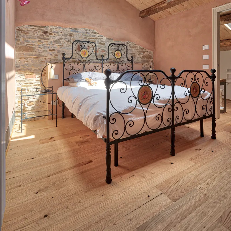 Châtaignier contrecollé 14 x 85-160 mm brossé verni - dès 130 €/m² HT - offre limitée | Floorz™
