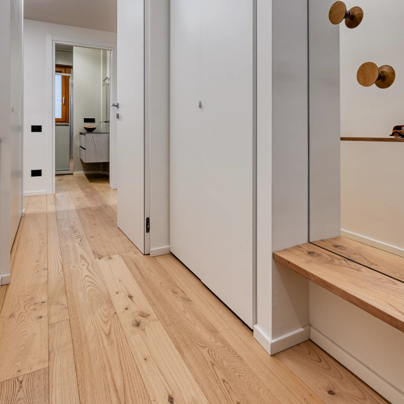 Châtaignier contrecollé 14 x 85-160 mm brossé verni - dès 130 €/m² HT - offre limitée | Floorz™