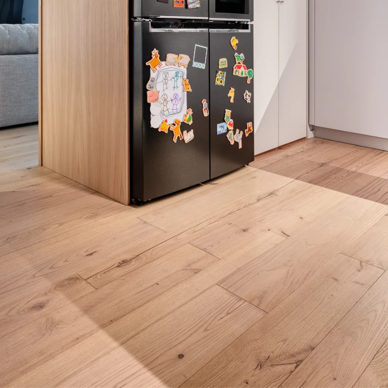 Châtaignier contrecollé 14 x 85-160 mm brossé verni - dès 130 €/m² HT - offre limitée | Floorz™