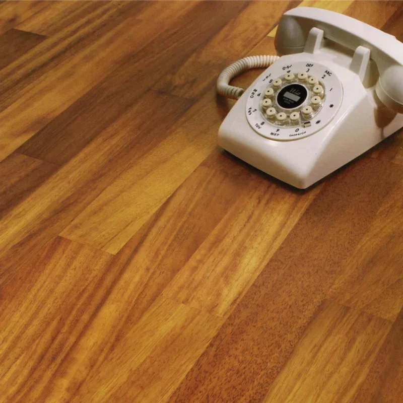 parquet massif Iroko brut — lames naturelles — teinte bois clair