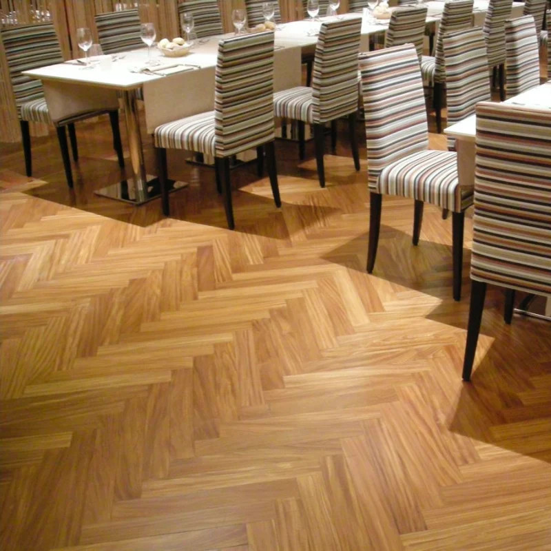 Afrormosia 14 x 195 mm verni effet huilé brossé - Prix sur devis - Conseil gratuit - en stock maintenant | Floorz™