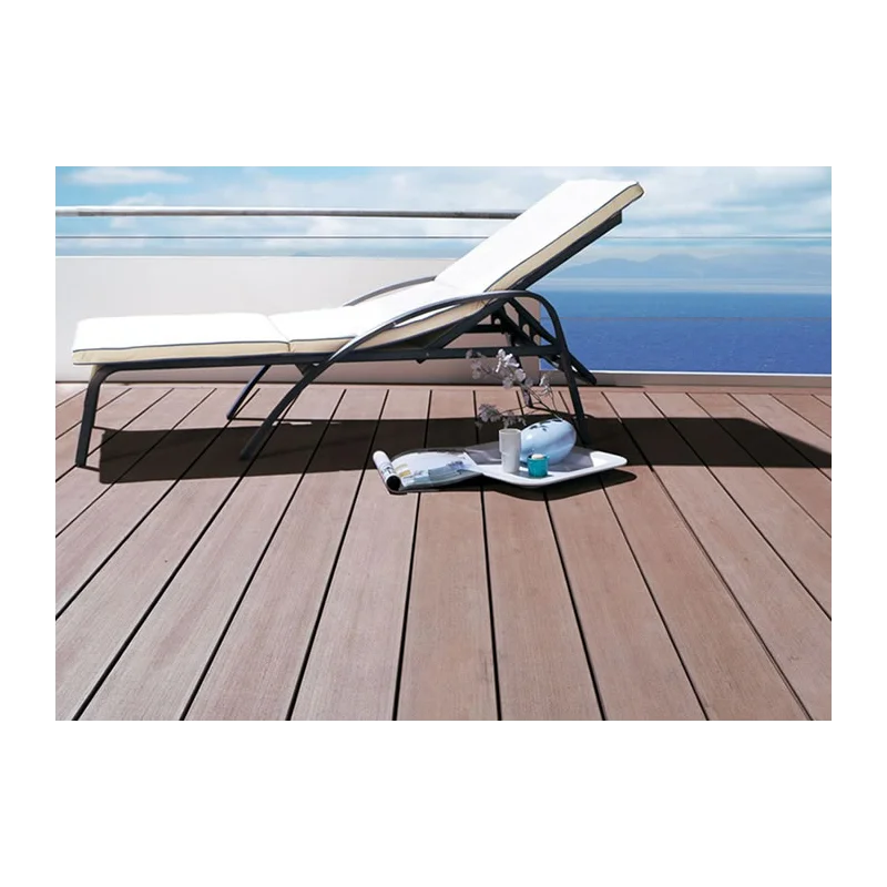 Terrasse piscine en bois exotique — ambiance estivale et déco naturelle