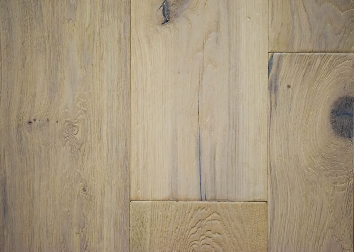 Parquet contrecollé Chêne Rustique - 15 x 190 mm - huilé incolore - brossé - bosselé - raboté