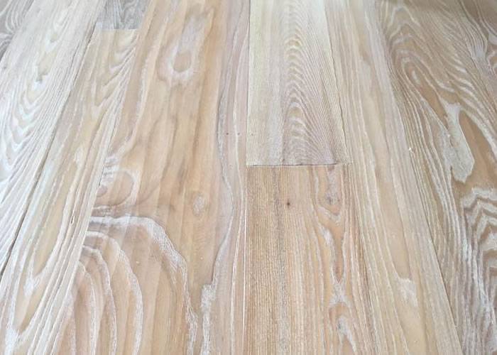 Parquet contrecollé Orme - 14 x 90 - 230 mm - verni - brossé cérusé