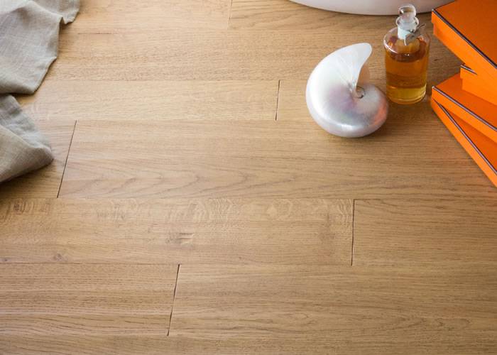 Parquet massif Chêne - 14 x 90 - 160 mm - raboté - brossé - verni "effet huilé" - à la française