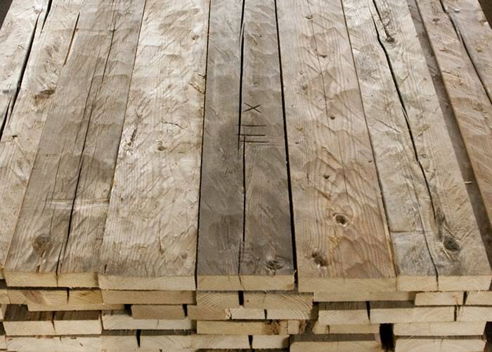 Planches en vieux bois taillé à la Hache - 32 x 80 à 200 mm - Brossé Naturel