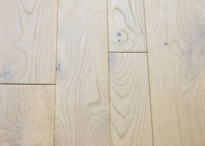 Parquet massif Chêne - 14 x 90 - 160 mm - raboté - brossé - verni "effet huilé" - à la française