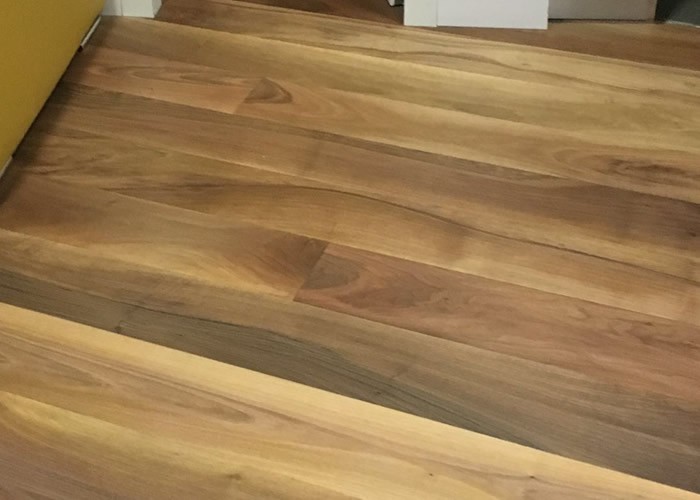 Parquet contrecollé Noyer Europe - 14 x 150 - brossé - verni effet huilé - choix AB