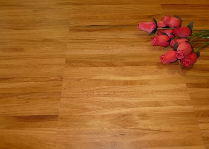 Parquet contrecollé Doussié - 13 x 120 mm en verni teinté bordeaux