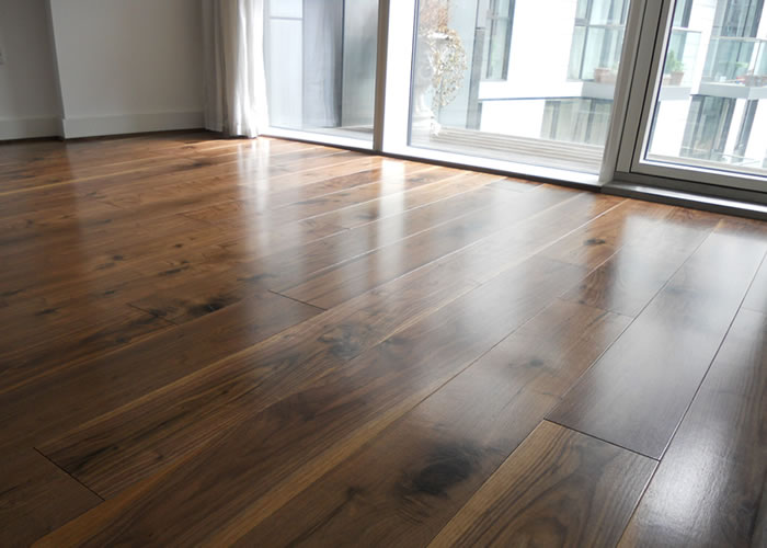 Parquet contrecollé Noyer Américain Nature - 12 x 90 mm - verni teinté café