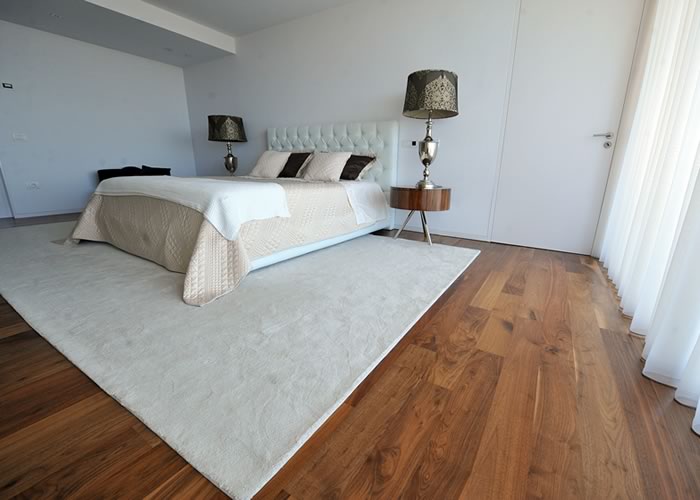 Parquet contrecollé Noyer Américain Nature - 12 x 90 mm - verni teinté café