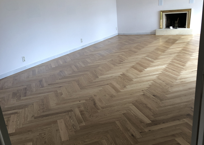 Parquet contrecollé Chêne Rustique Bâton rompu - 14 x 90 x 590 mm - verni - Caen