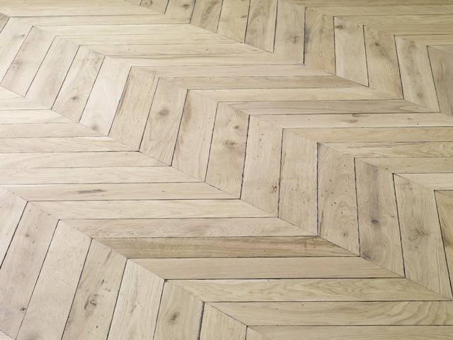 Parquet massif Chêne Rustique/Campagne en Point Hongrie - 13 x 110 x 660 mm - verni incolore - PROMO