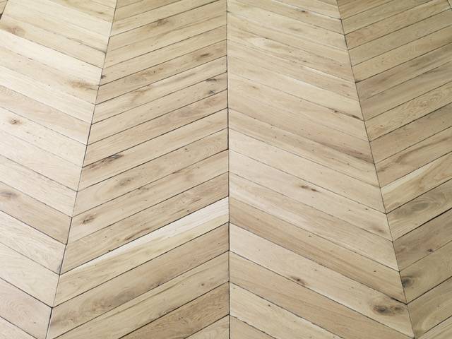 Parquet massif Chêne Rustique/Campagne en Point Hongrie - 13 x 110 x 660 mm - verni incolore - PROMO