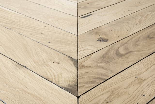 Parquet massif Chêne Rustique/Campagne en Point Hongrie - 13 x 110 x 660 mm - verni incolore - PROMO