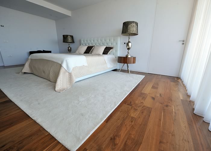 Parquet contrecollé Noyer Américain Select - 13 x 180 mm - verni