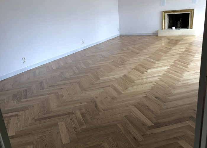 Parquet contrecollé Chêne Premier/Rustique Bâton Rompu - 15 x 90 x 600 mm - verni naturel - Caen