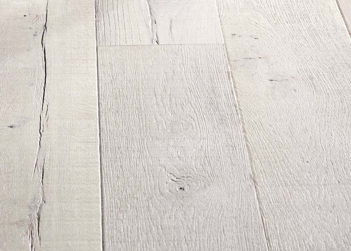 Parquet contrecollé Chêne Sauvage - 15 x 220 mm - huilé blanc - traces de scie - loft