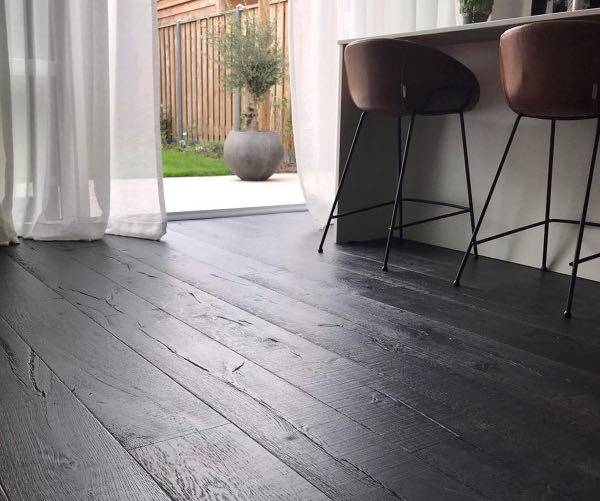 Parquet contrecollé Chêne Rustique/Campagne - 15 x 220 mm - huilé Noir - loft