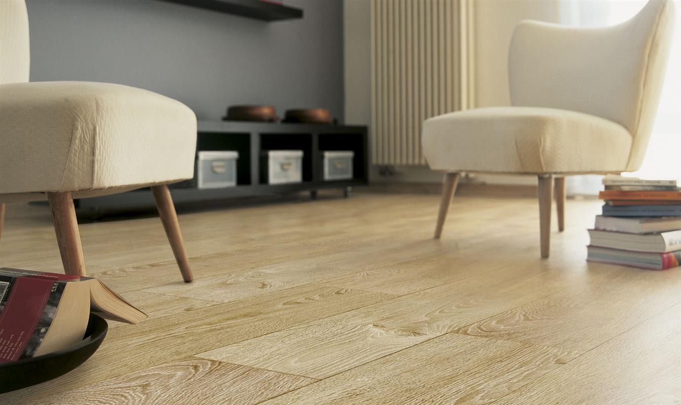 Parquet contrecollé Chêne Premier - 12 x 90 mm - verni incolore - traces de scie