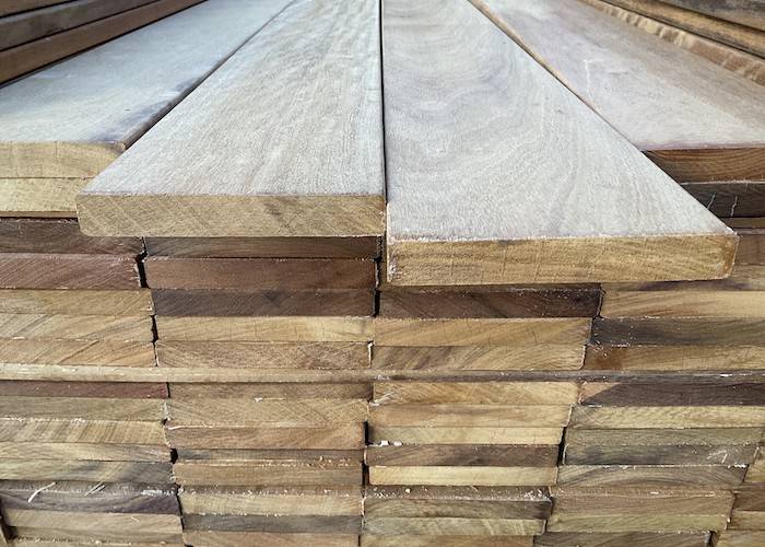 Lames de terrasse Itauba - 25 x 145 mm - 1 face lisse / 1 face rainurée