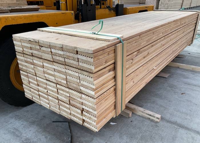 Lames de terrasse Meleze Sibérie - 27 x 143 mm - 1 face lisse / 1 face rainurée